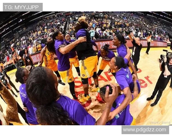 火花队与天空的激烈对决点燃赛场激情引发观众热烈反响